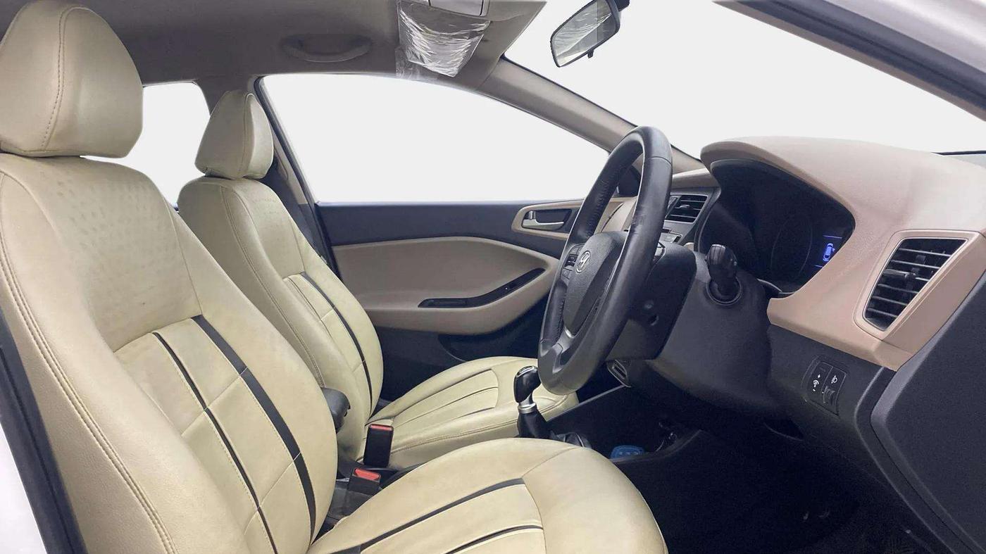 2018 Hyundai Elite i20 ASTA 1.2 (O), Petrol, Manual, 31,204 km, Right Side Front Door Cabin