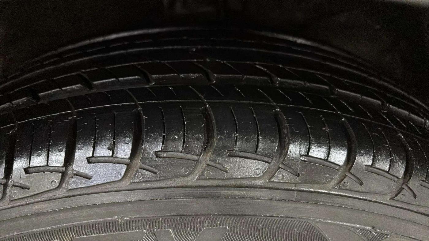 2017 Maruti Baleno DELTA PETROL 1.2, Petrol, Manual, 43,018 km, Right Front Tyre Tread