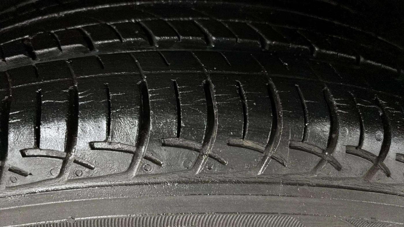 2017 Maruti Baleno DELTA PETROL 1.2, Petrol, Manual, 43,018 km, Left Front Tyre Tread