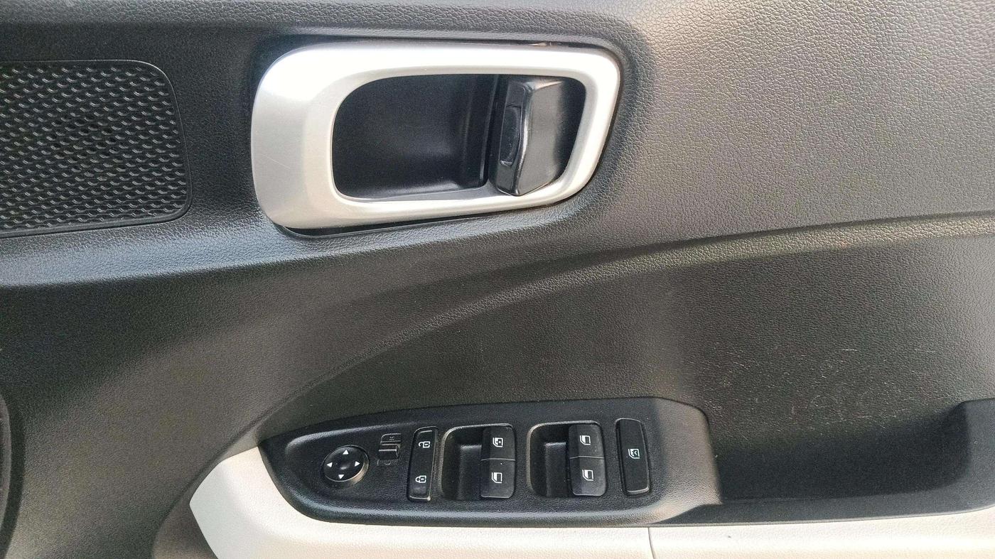 2022 Hyundai VENUE S PLUS 1.5 CRDI, Diesel, Manual, 44,969 km, Driver Side Door Panels Control