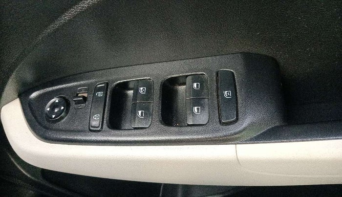 2022 Hyundai VENUE S PLUS 1.5 CRDI, Diesel, Manual, 44,969 km, Right front window switch / handle - Power window makes minor noise