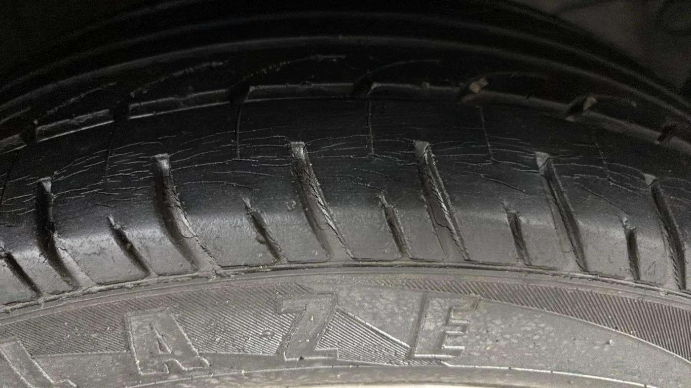 2016 Honda Amaze 1.2L I-VTEC VX AT, Petrol, Automatic, 24,912 km, Right Front Tyre Tread