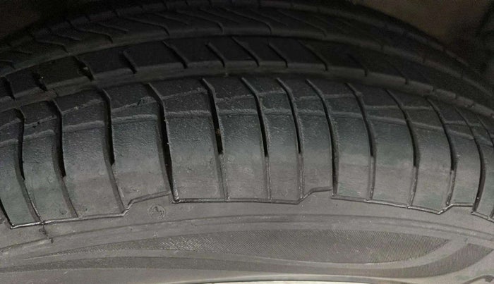2017 Maruti Wagon R 1.0 VXI, Petrol, Manual, 17,248 km, Right Front Tyre Tread