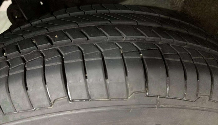 2017 Maruti Wagon R 1.0 VXI, Petrol, Manual, 17,248 km, Right Rear Tyre Tread