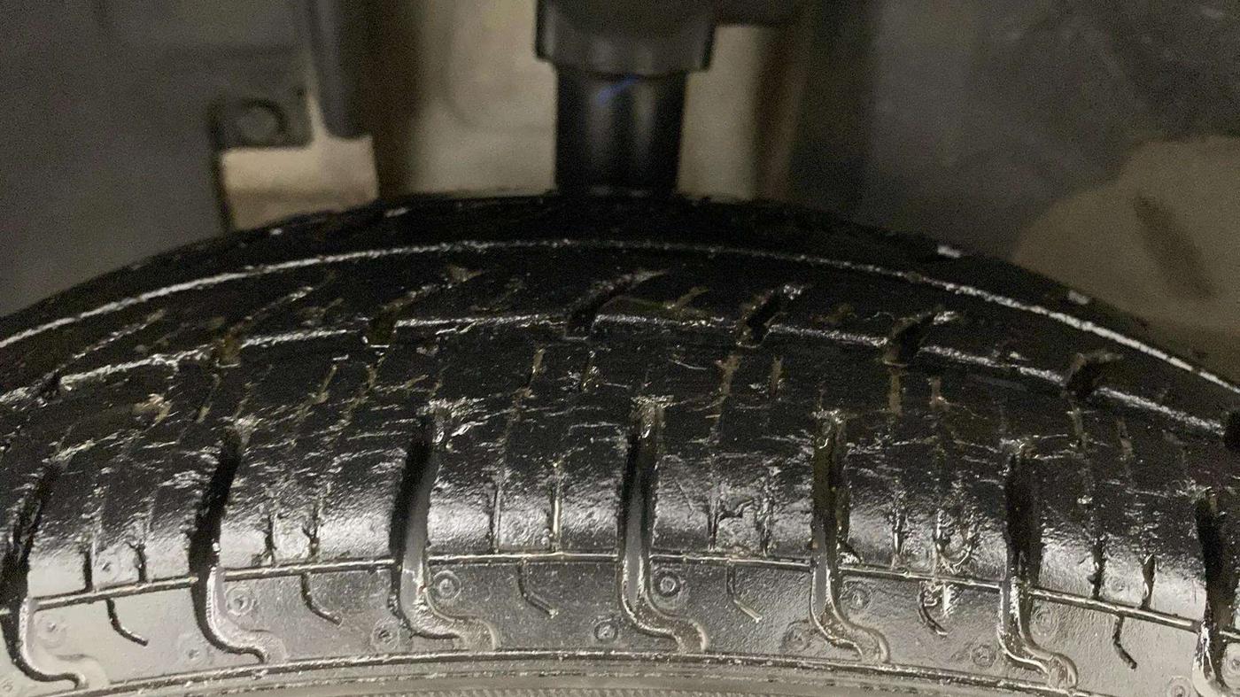 2017 Renault Kwid RXT 1.0 AMT (O), Petrol, Automatic, 33,696 km, Left Front Tyre Tread