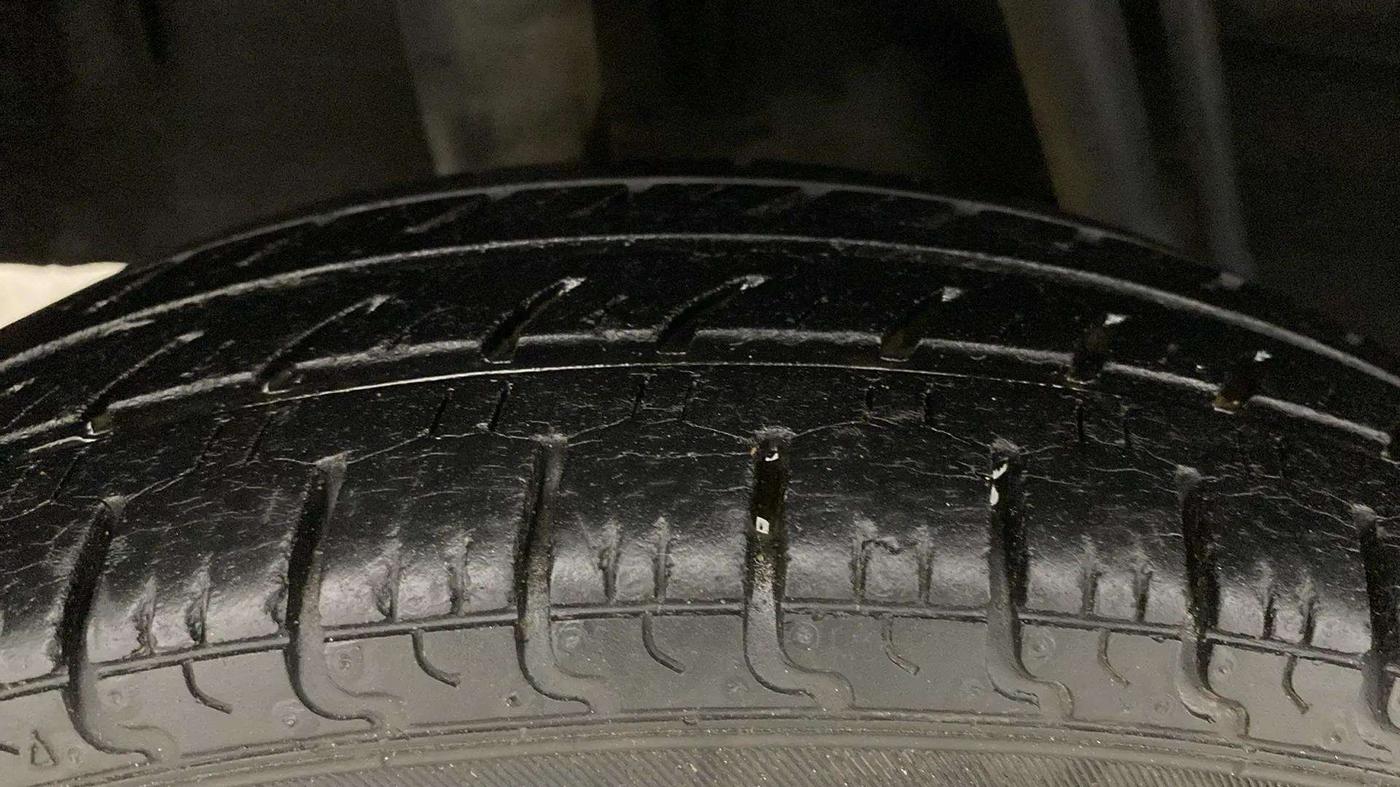 2017 Renault Kwid RXT 1.0 AMT (O), Petrol, Automatic, 33,696 km, Right Front Tyre Tread