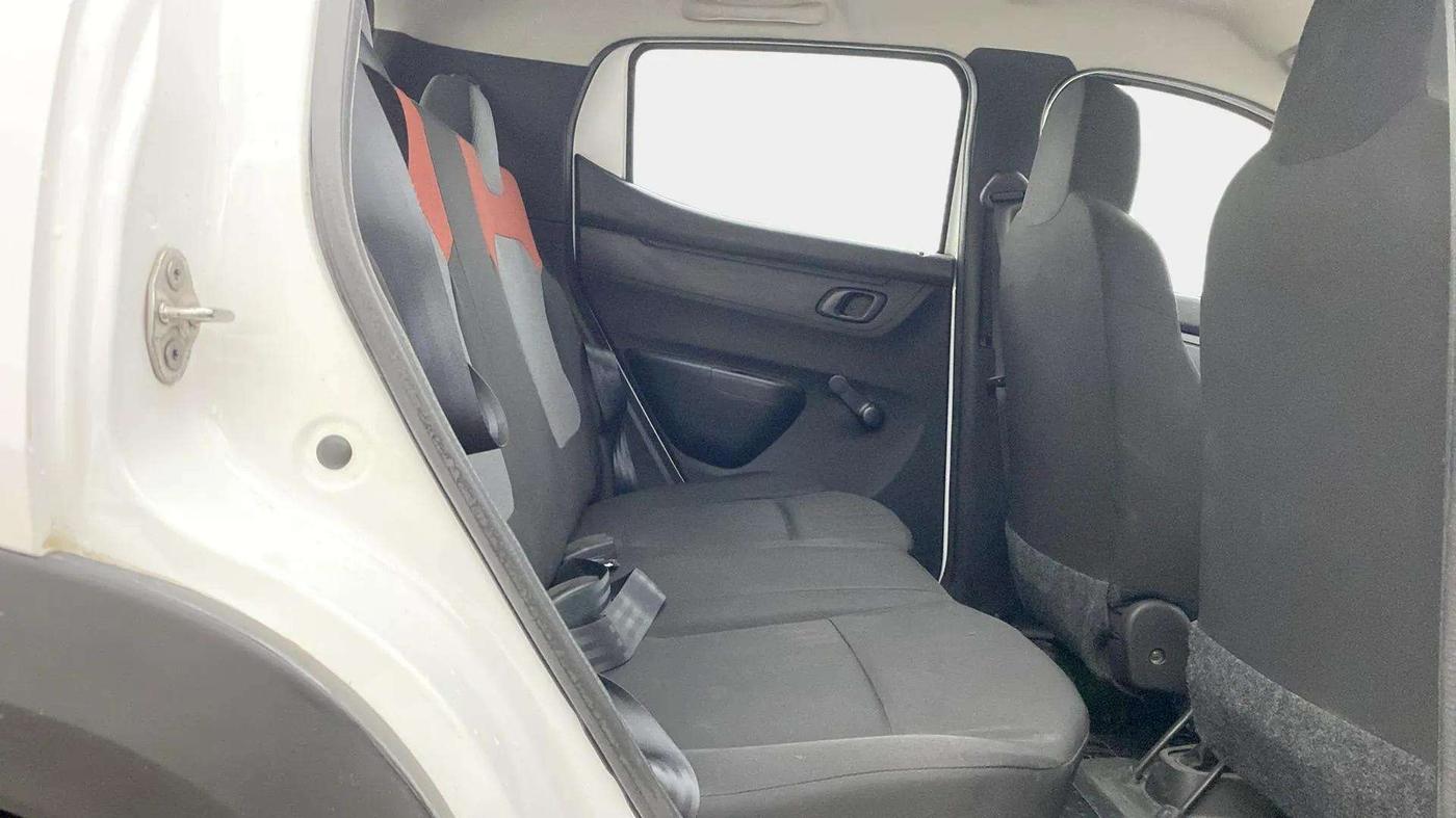 2017 Renault Kwid RXT 1.0 AMT (O), Petrol, Automatic, 33,696 km, Right Side Rear Door Cabin
