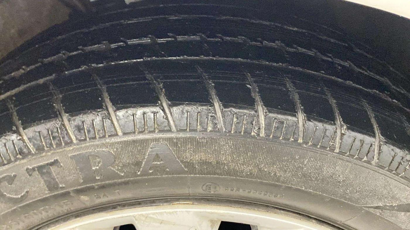 2014 Volkswagen Polo COMFORTLINE 1.2L, Petrol, Manual, 65,141 km, Right Front Tyre Tread
