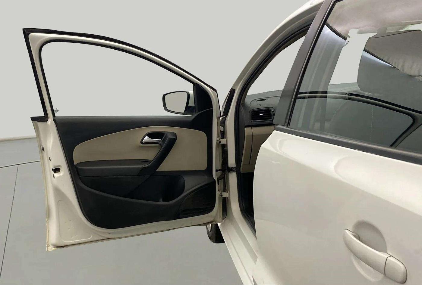 2014 Volkswagen Polo COMFORTLINE 1.2L, Petrol, Manual, 65,141 km, LHS Front Door