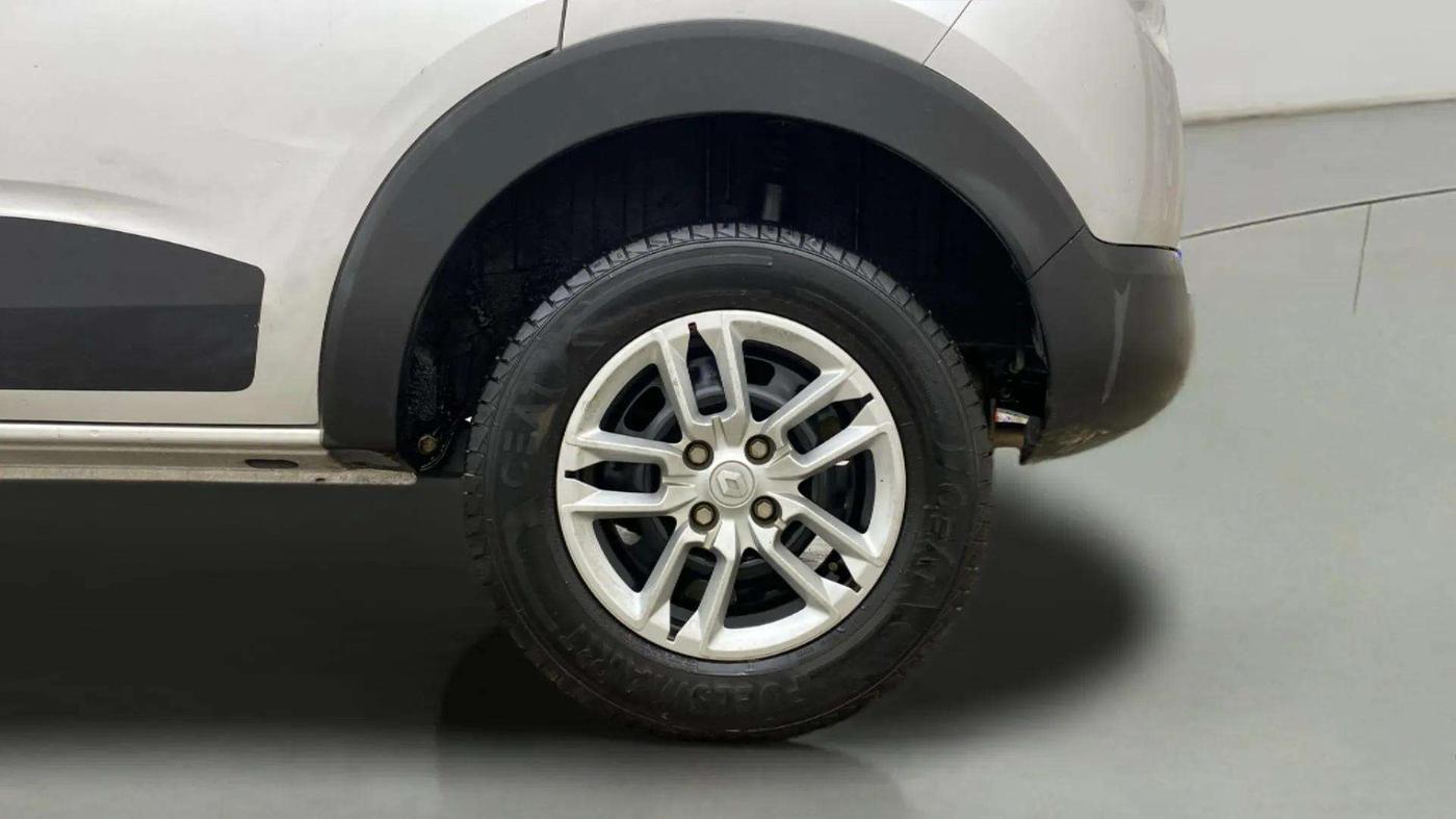 2023 Renault TRIBER RXT, Petrol, Manual, 22,640 km, Left Rear Wheel