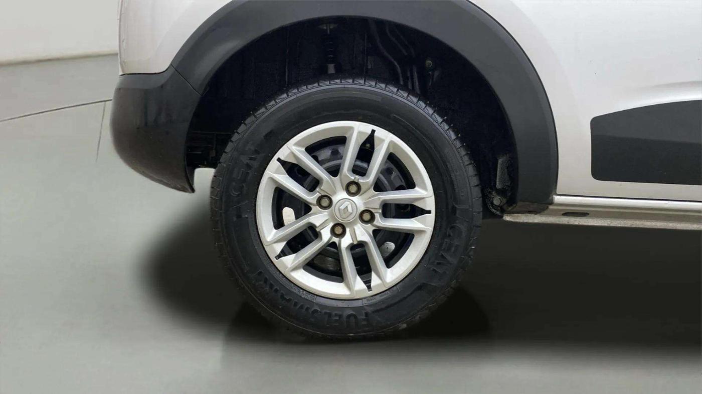 2023 Renault TRIBER RXT, Petrol, Manual, 22,640 km, Right Rear Wheel