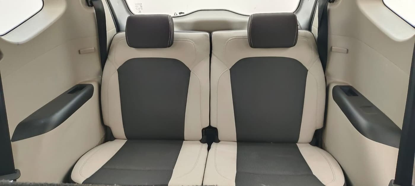 2023 Renault TRIBER RXT, Petrol, Manual, 22,640 km, Third Seat Row ( optional )