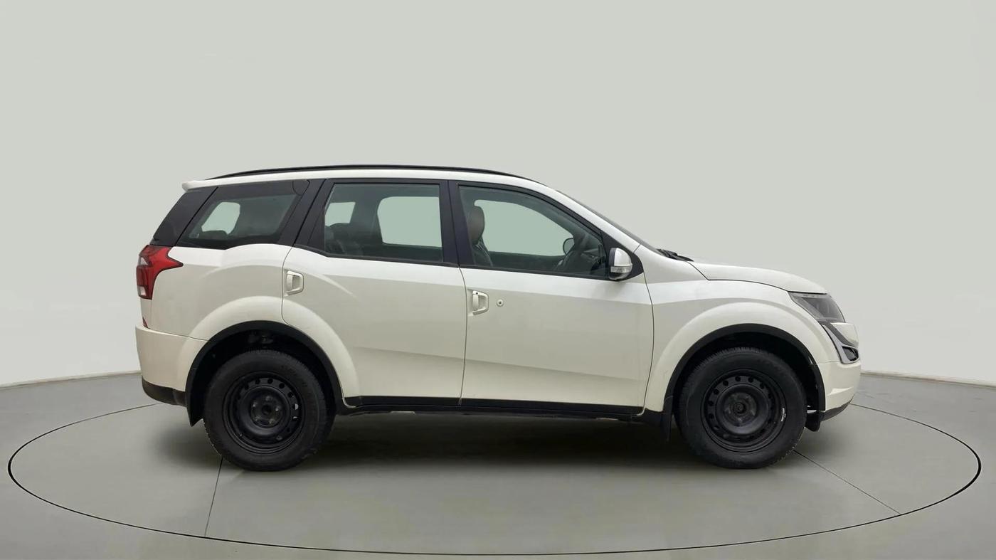 2020 Mahindra XUV500 W7, Diesel, Manual, 95,758 km, Right Side View