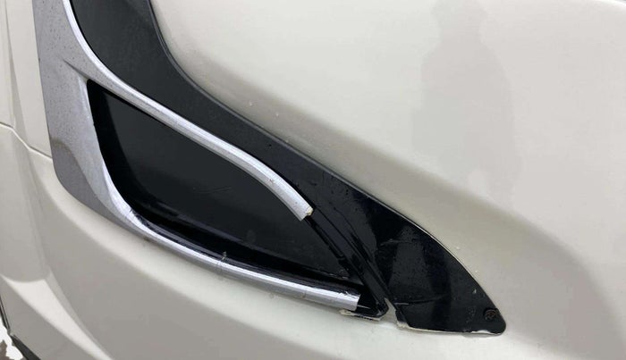 2020 Mahindra XUV500 W7, Diesel, Manual, 95,073 km, Right fog light - Not fixed properly