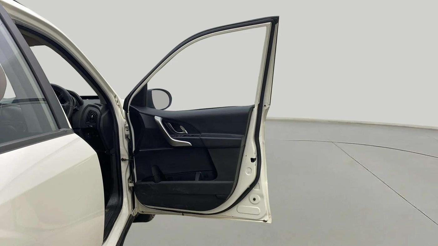 2020 Mahindra XUV500 W7, Diesel, Manual, 95,758 km, RHS Front Door