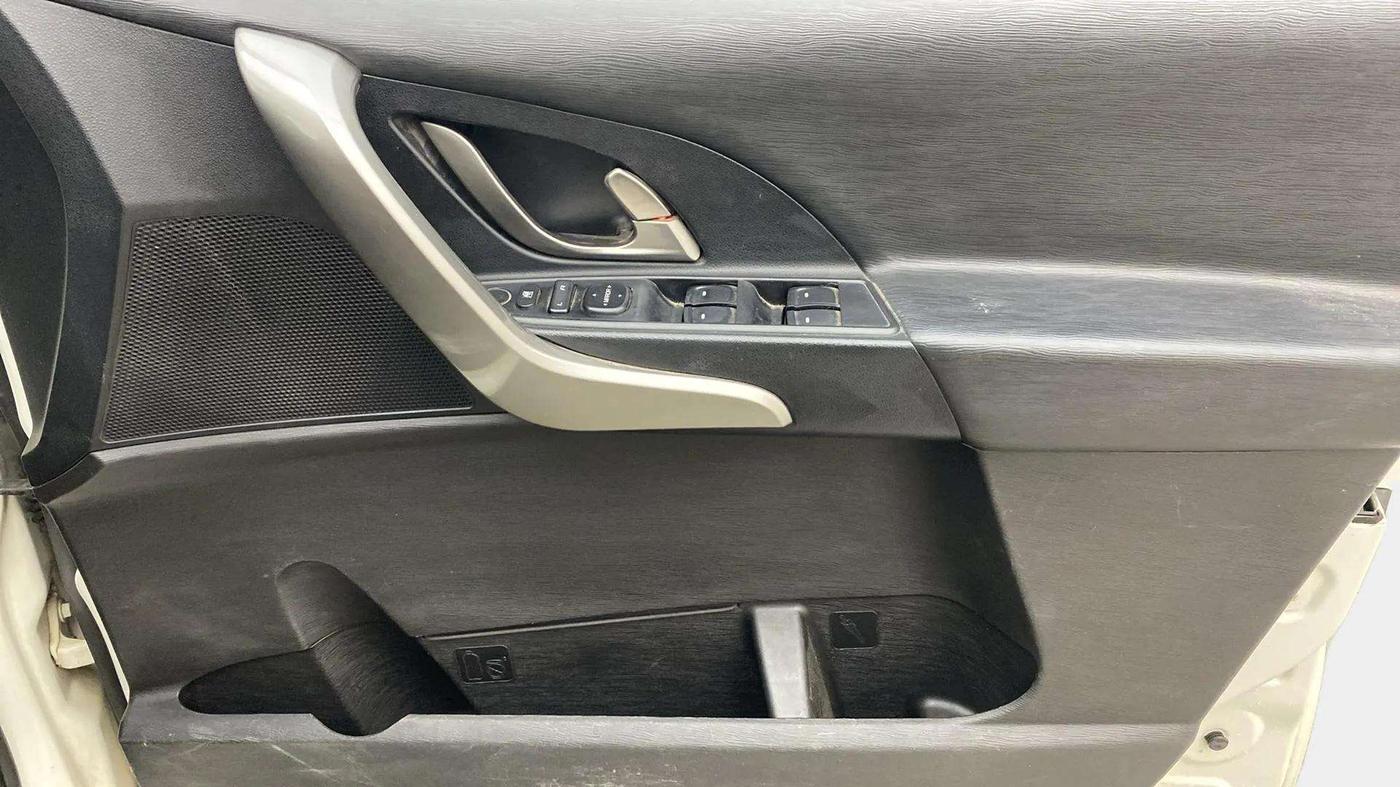 2020 Mahindra XUV500 W7, Diesel, Manual, 95,758 km, Driver Side Door Panels Control