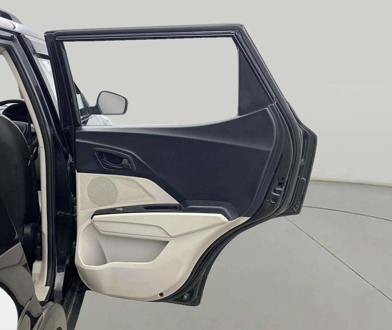 2019 Mahindra XUV300 W6 1.5 DIESEL, Diesel, Manual, 99,926 km, RHS Rear Door
