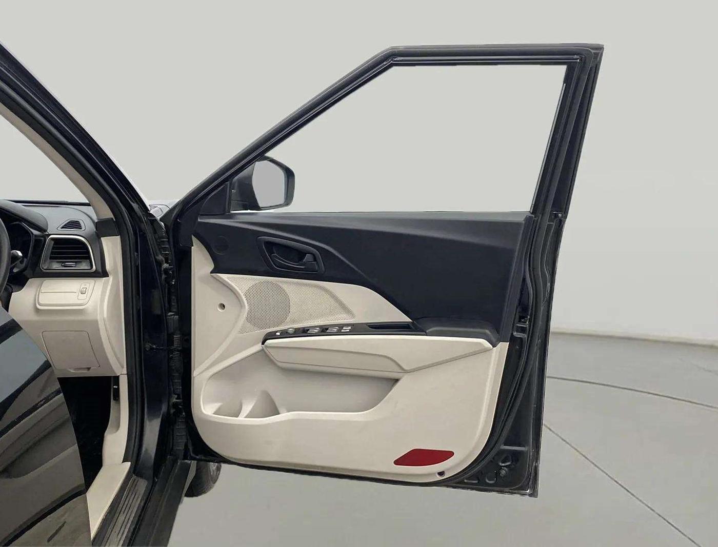 2019 Mahindra XUV300 W6 1.5 DIESEL, Diesel, Manual, 99,926 km, RHS Front Door