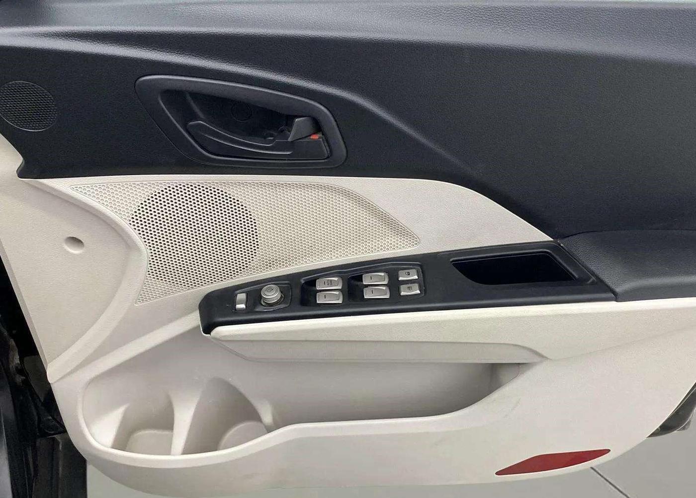 2019 Mahindra XUV300 W6 1.5 DIESEL, Diesel, Manual, 99,926 km, Driver Side Door Panels Control