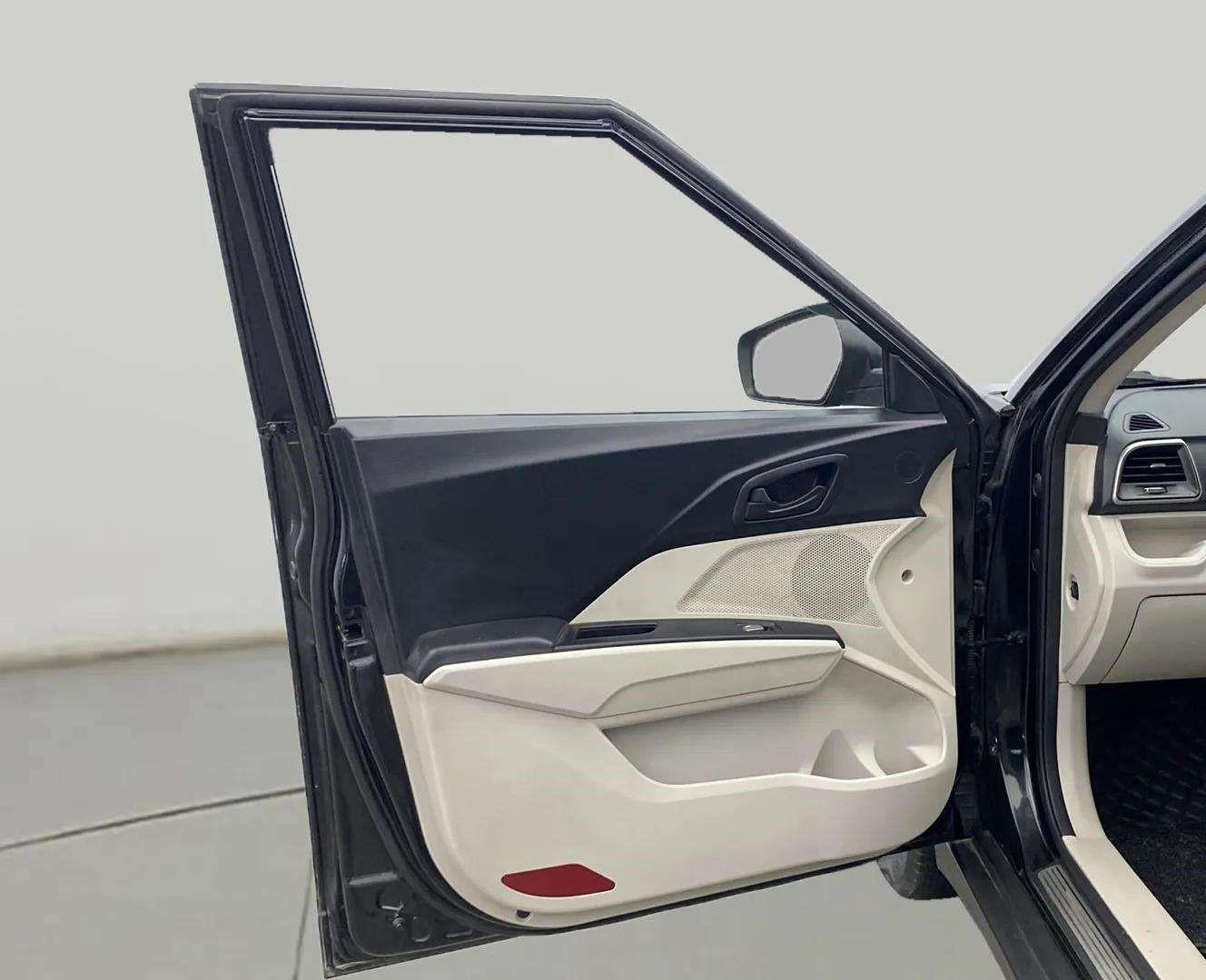 2019 Mahindra XUV300 W6 1.5 DIESEL, Diesel, Manual, 99,926 km, LHS Front Door