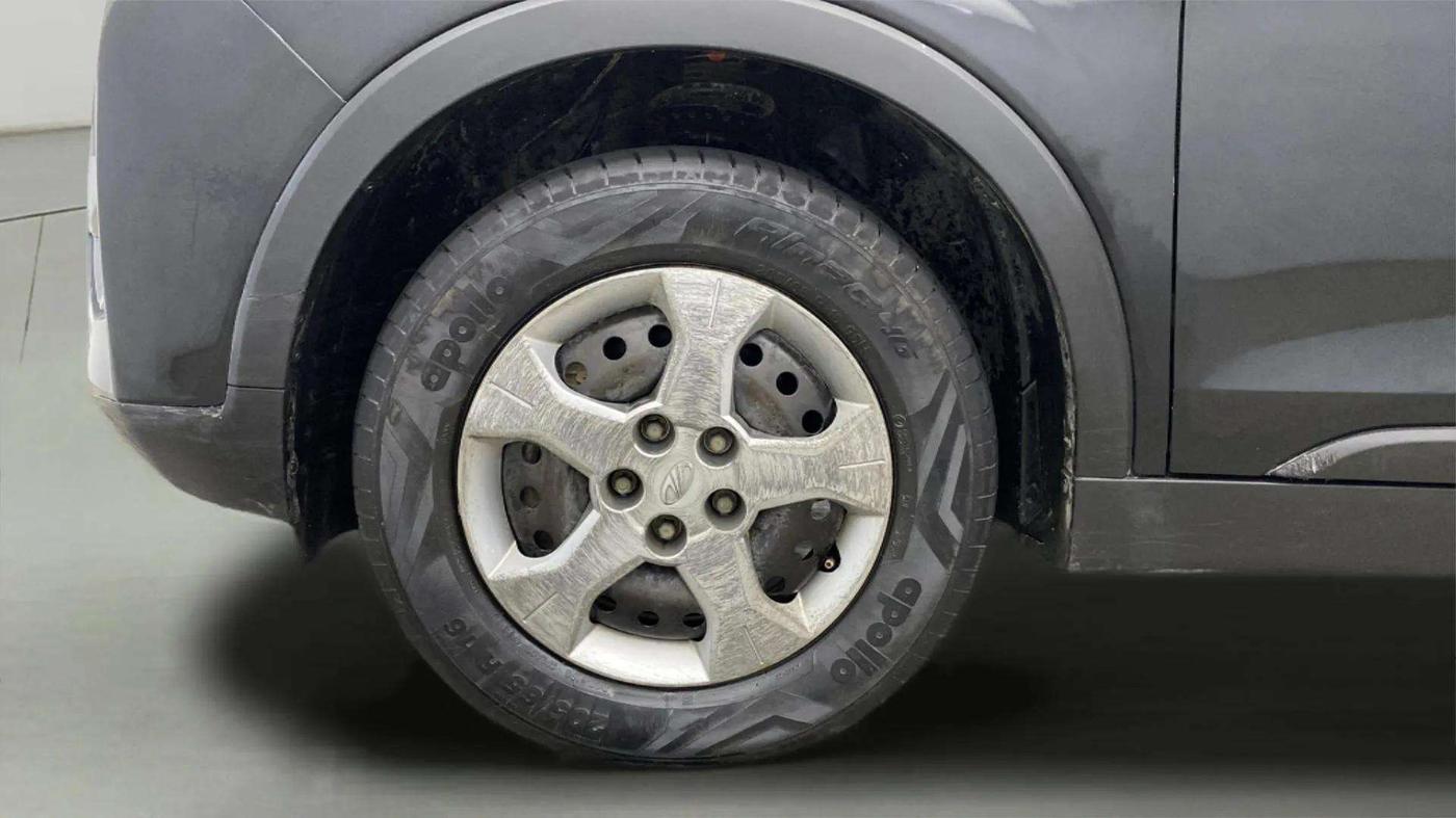 2019 Mahindra XUV300 W6 1.5 DIESEL, Diesel, Manual, 99,926 km, Left Front Wheel