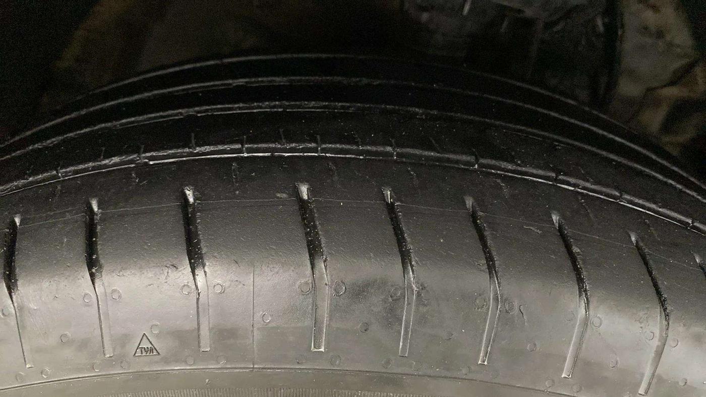 2019 Mahindra XUV300 W6 1.5 DIESEL, Diesel, Manual, 99,926 km, Right Front Tyre Tread