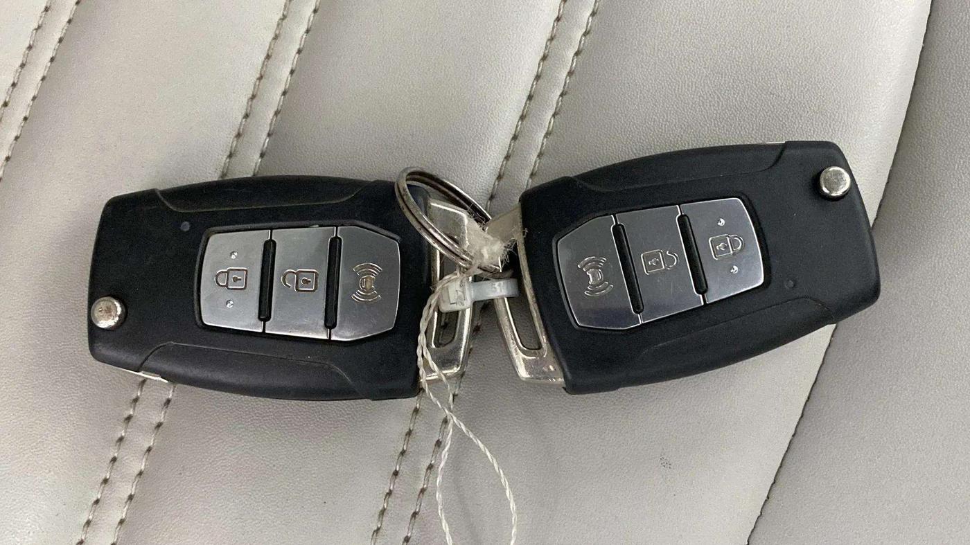 2019 Mahindra XUV300 W6 1.5 DIESEL, Diesel, Manual, 99,926 km, Key Close Up