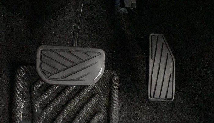 2022 Maruti XL6 ALPHA AT, Petrol, Automatic, 90,841 km, Pedals