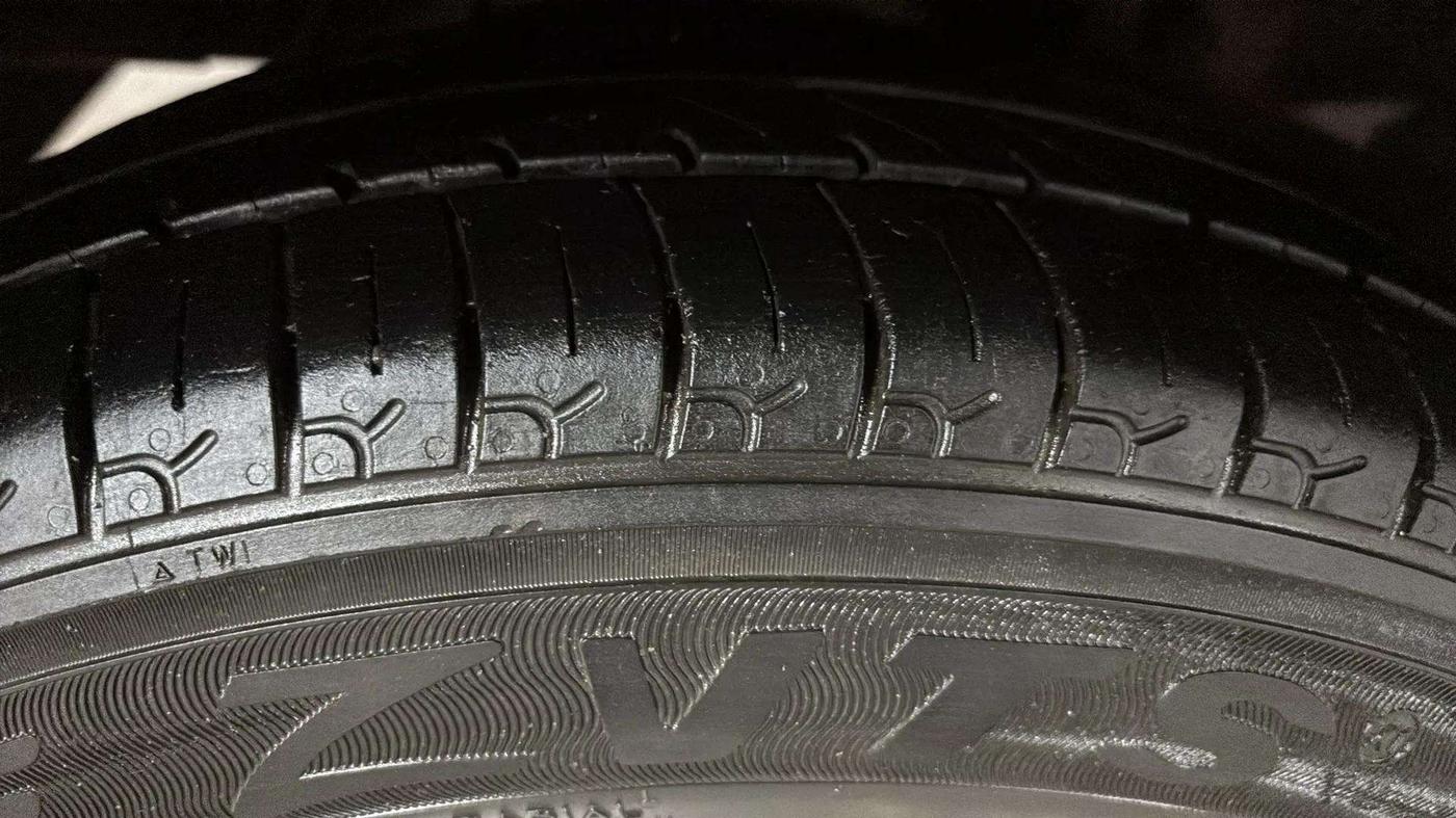 2018 Hyundai Eon MAGNA +, Petrol, Manual, 99,812 km, Right Rear Tyre Tread