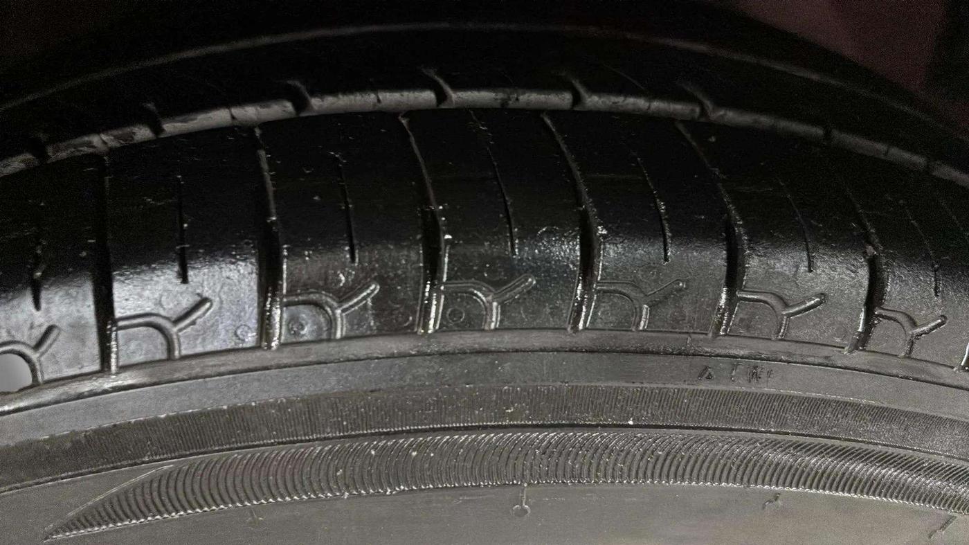 2018 Hyundai Eon MAGNA +, Petrol, Manual, 99,812 km, Right Front Tyre Tread