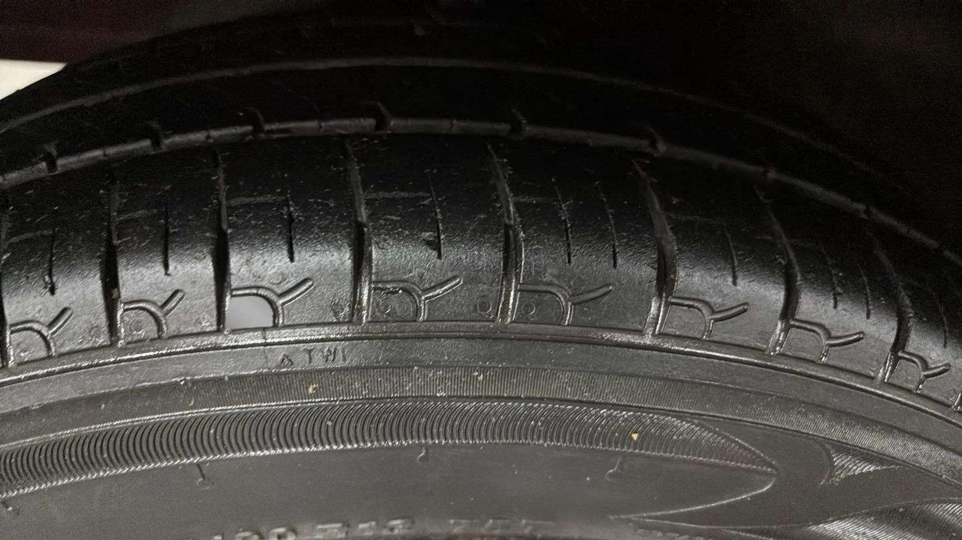 2018 Hyundai Eon MAGNA +, Petrol, Manual, 99,812 km, Left Front Tyre Tread