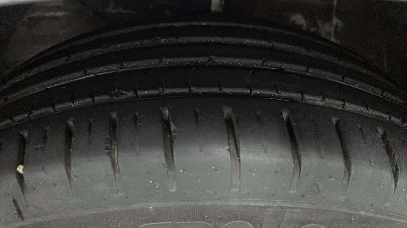 2022 Toyota Glanza V AMT, Petrol, Automatic, 27,087 km, Left Front Tyre Tread