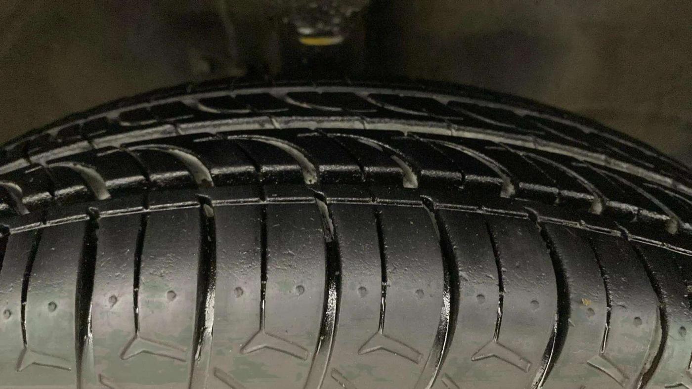 2014 Maruti Wagon R 1.0 LXI CNG, CNG, Manual, 72,605 km, Right Front Tyre Tread