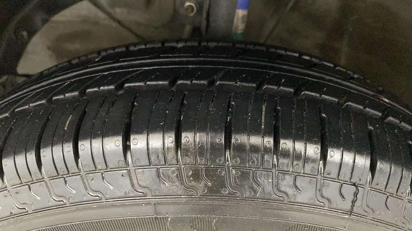 2020 Maruti Dzire VXI, Petrol, Manual, 82,557 km, Left Front Tyre Tread