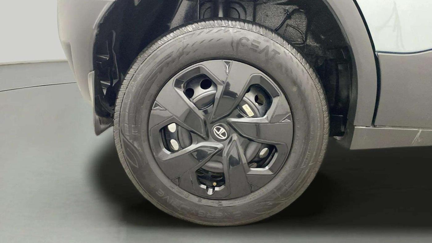 2023 Tata PUNCH ADVENTURE RHYTHM CNG MT, CNG, Manual, 8,932 km, Right Rear Wheel