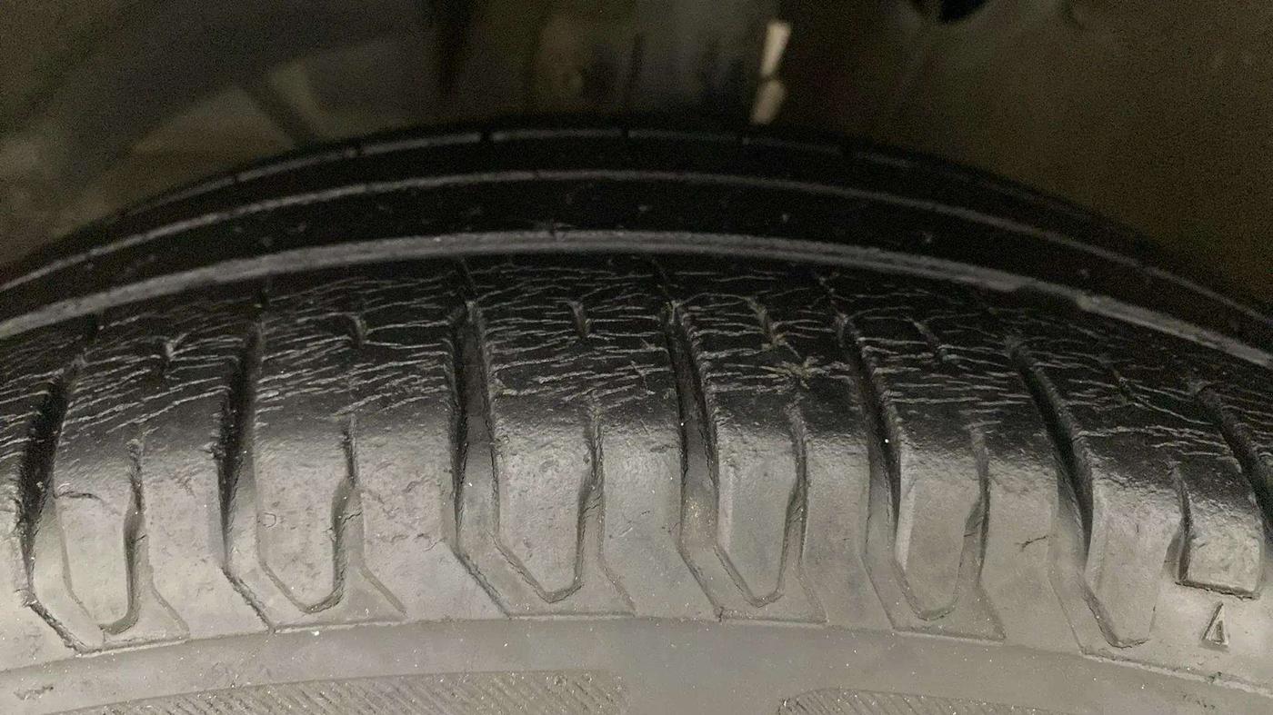 2018 Maruti Dzire ZXI PLUS, Petrol, Manual, 32,053 km, Left Front Tyre Tread
