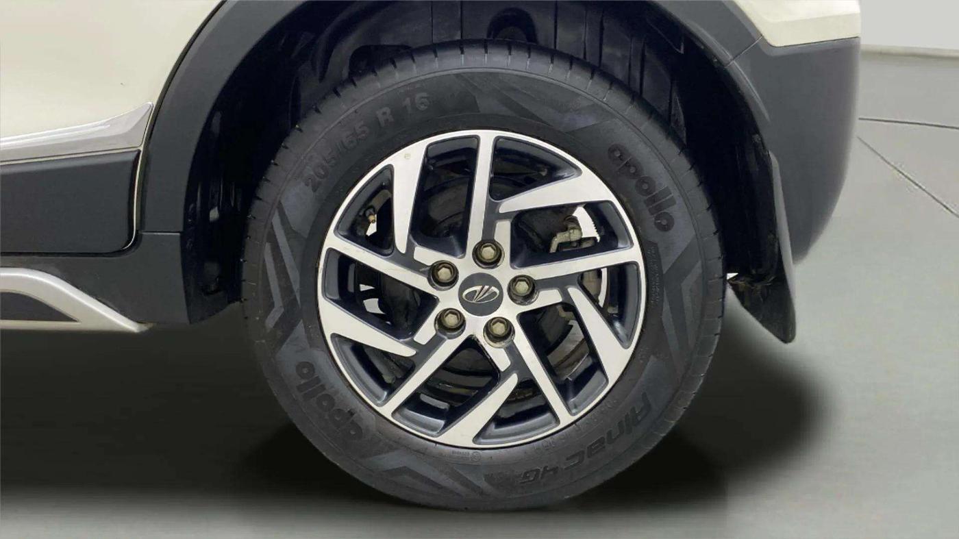2022 Mahindra XUV300 W8 (O) 1.2 PETROL AMT, Petrol, Automatic, 9,185 km, Left Rear Wheel