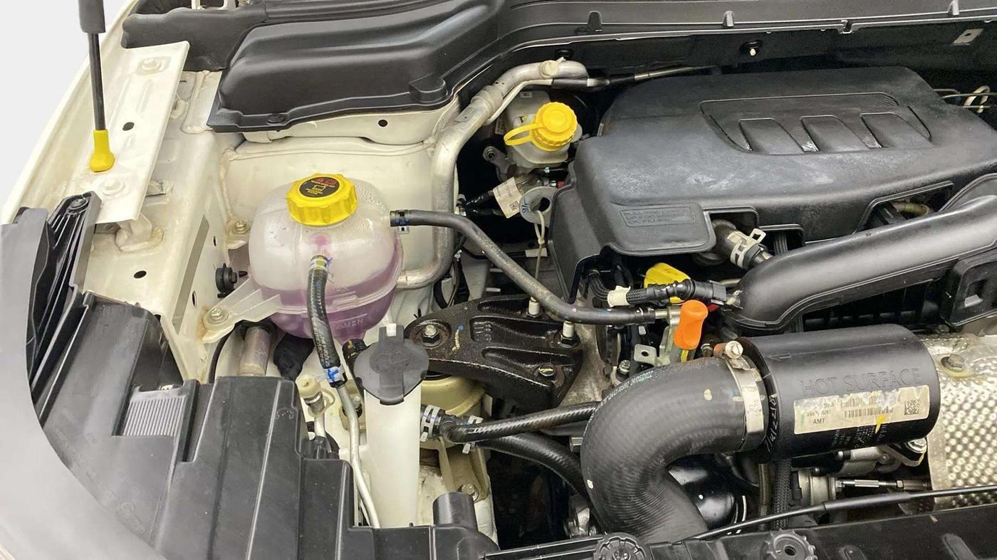 2022 Mahindra XUV300 W8 (O) 1.2 PETROL AMT, Petrol, Automatic, 9,185 km, Engine View - Right