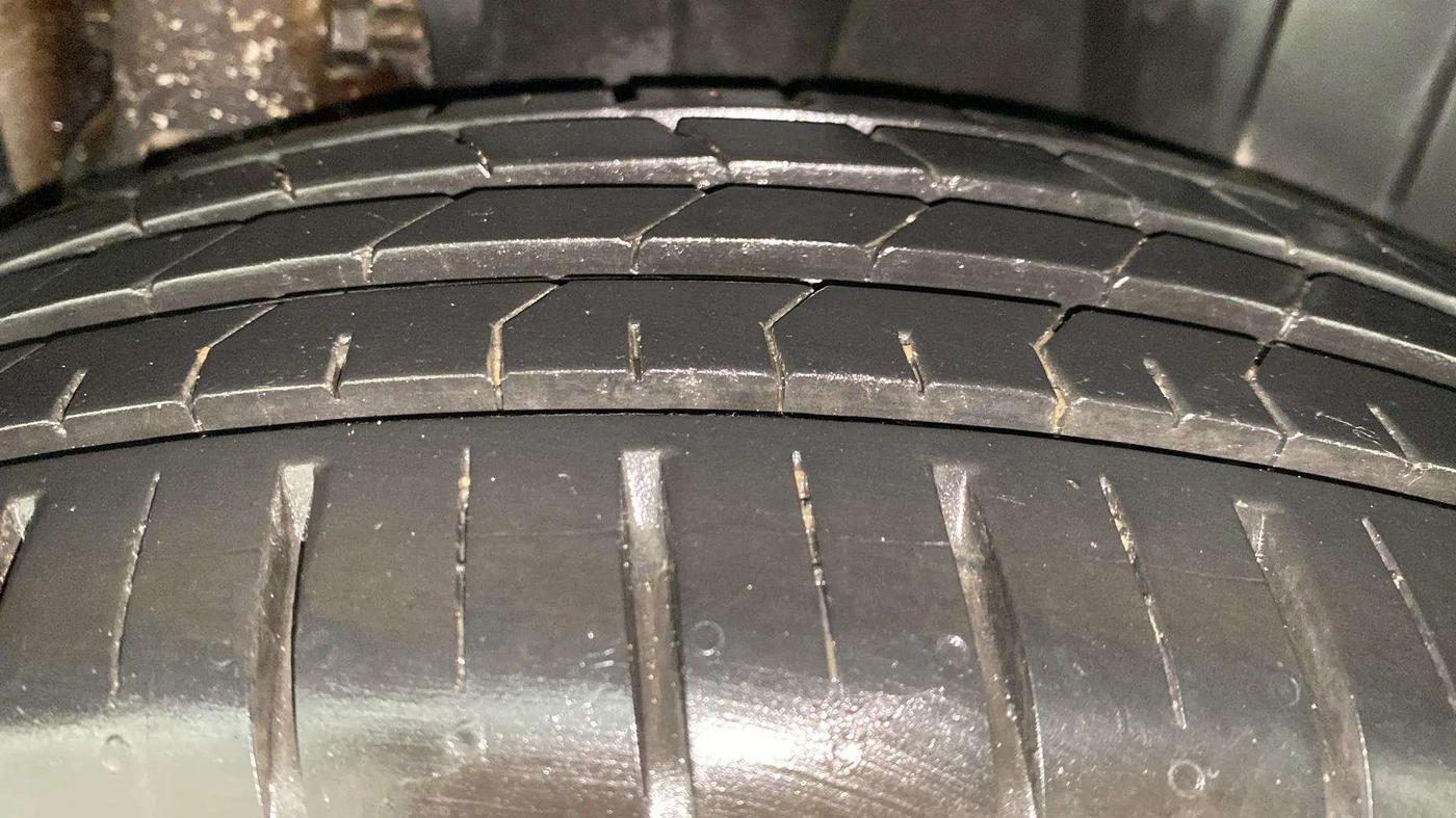 2022 Mahindra XUV300 W8 (O) 1.2 PETROL AMT, Petrol, Automatic, 9,185 km, Left Rear Tyre Tread