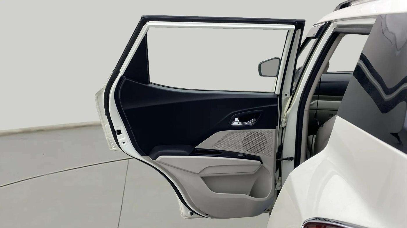 2022 Mahindra XUV300 W8 (O) 1.2 PETROL AMT, Petrol, Automatic, 9,185 km, LHS Rear Door