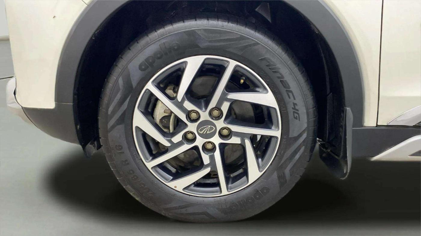 2022 Mahindra XUV300 W8 (O) 1.2 PETROL AMT, Petrol, Automatic, 9,185 km, Left Front Wheel