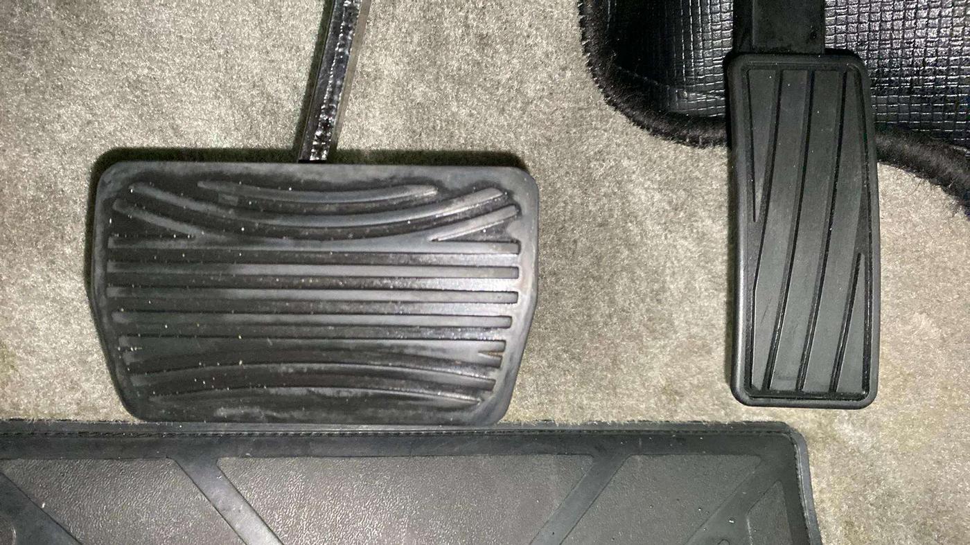 2022 Mahindra XUV300 W8 (O) 1.2 PETROL AMT, Petrol, Automatic, 9,185 km, Pedals