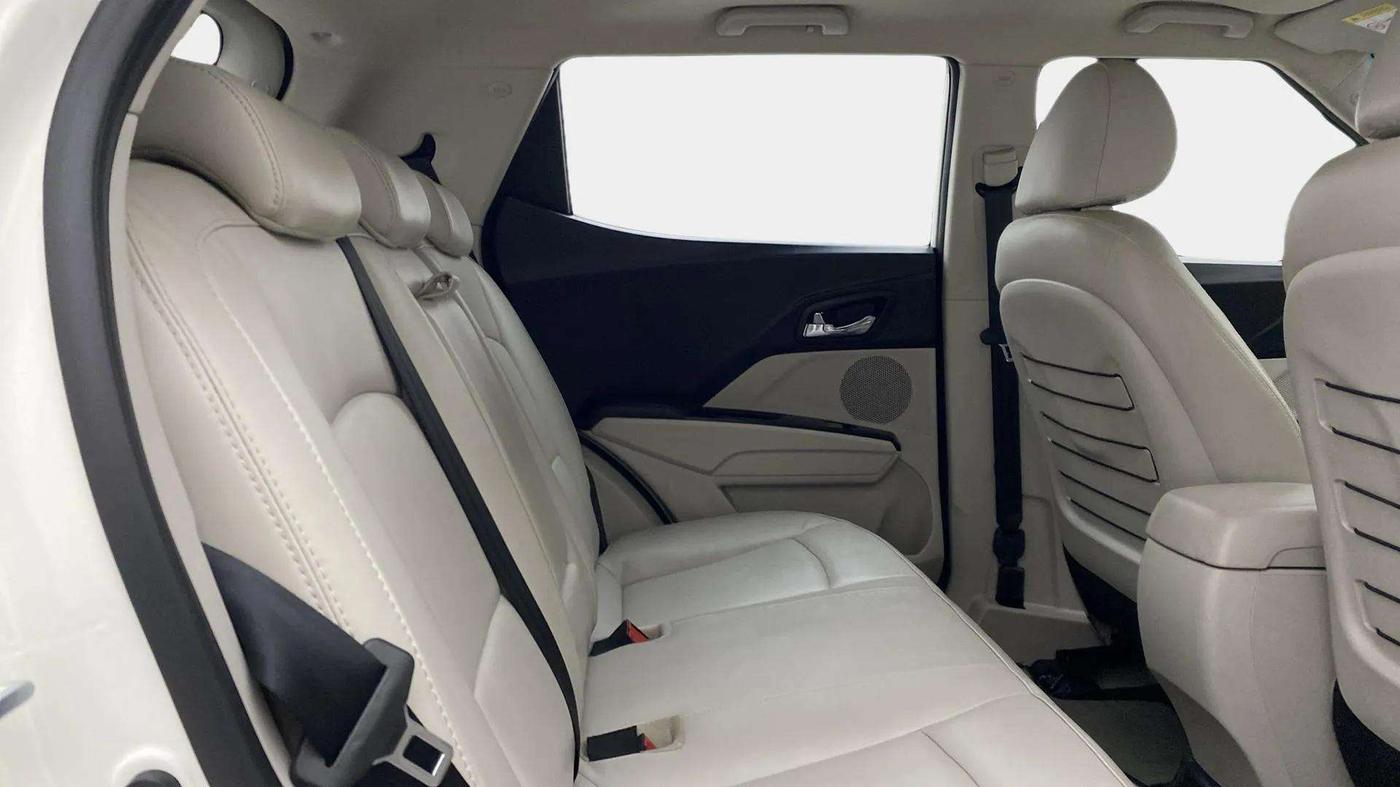 2022 Mahindra XUV300 W8 (O) 1.2 PETROL AMT, Petrol, Automatic, 9,185 km, Right Side Rear Door Cabin