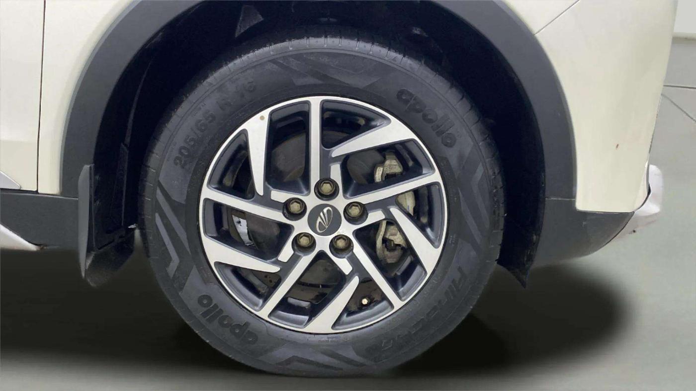 2022 Mahindra XUV300 W8 (O) 1.2 PETROL AMT, Petrol, Automatic, 9,185 km, Right Front Wheel