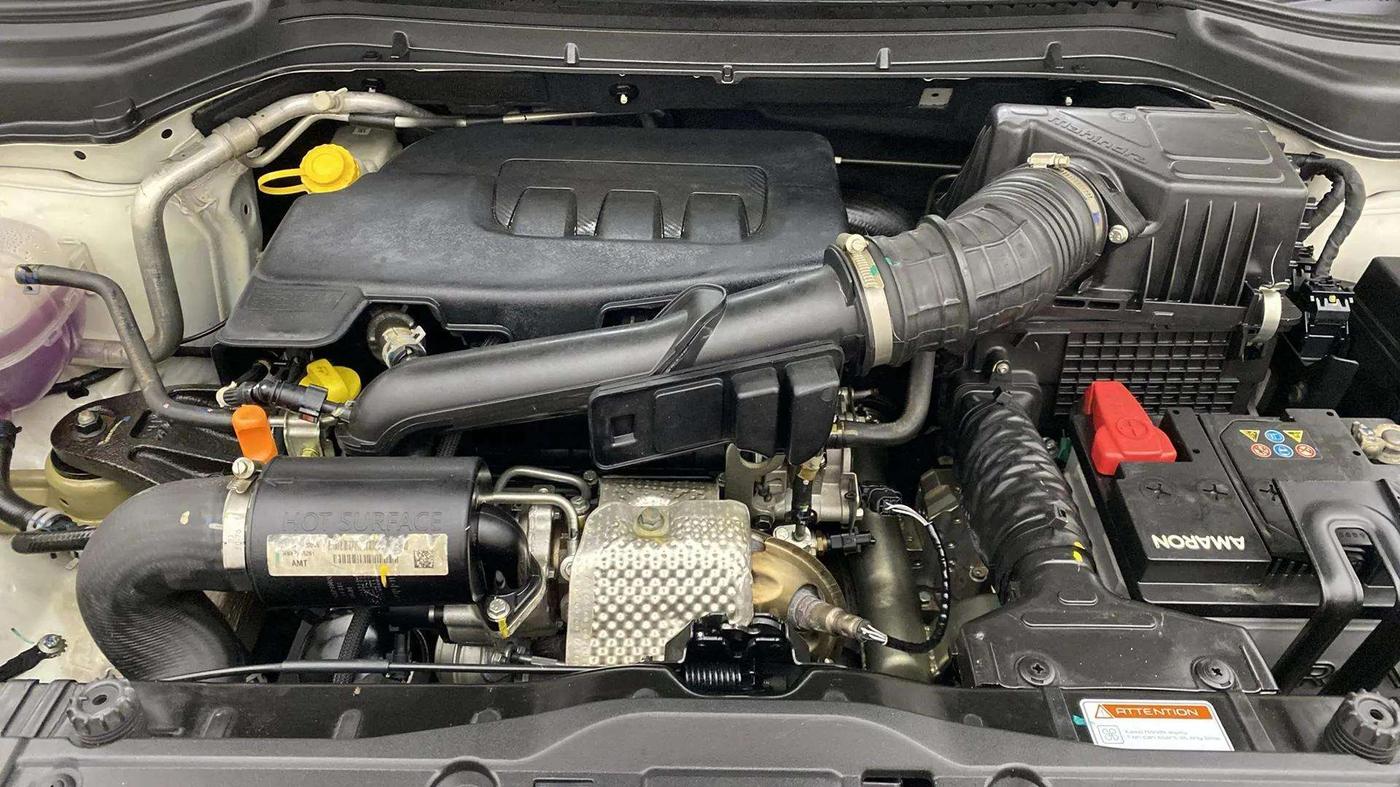 2022 Mahindra XUV300 W8 (O) 1.2 PETROL AMT, Petrol, Automatic, 9,185 km, Engine View