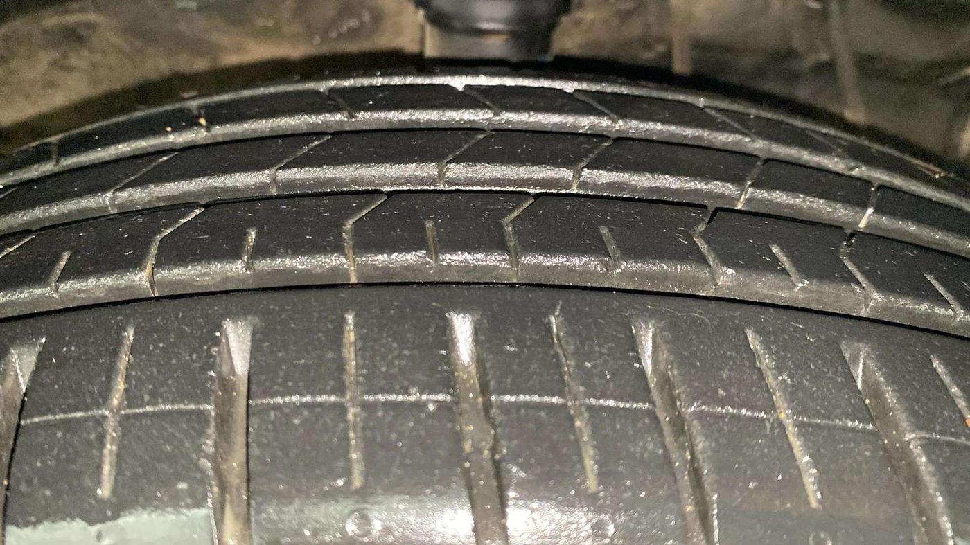 2022 Mahindra XUV300 W8 (O) 1.2 PETROL AMT, Petrol, Automatic, 9,185 km, Right Front Tyre Tread