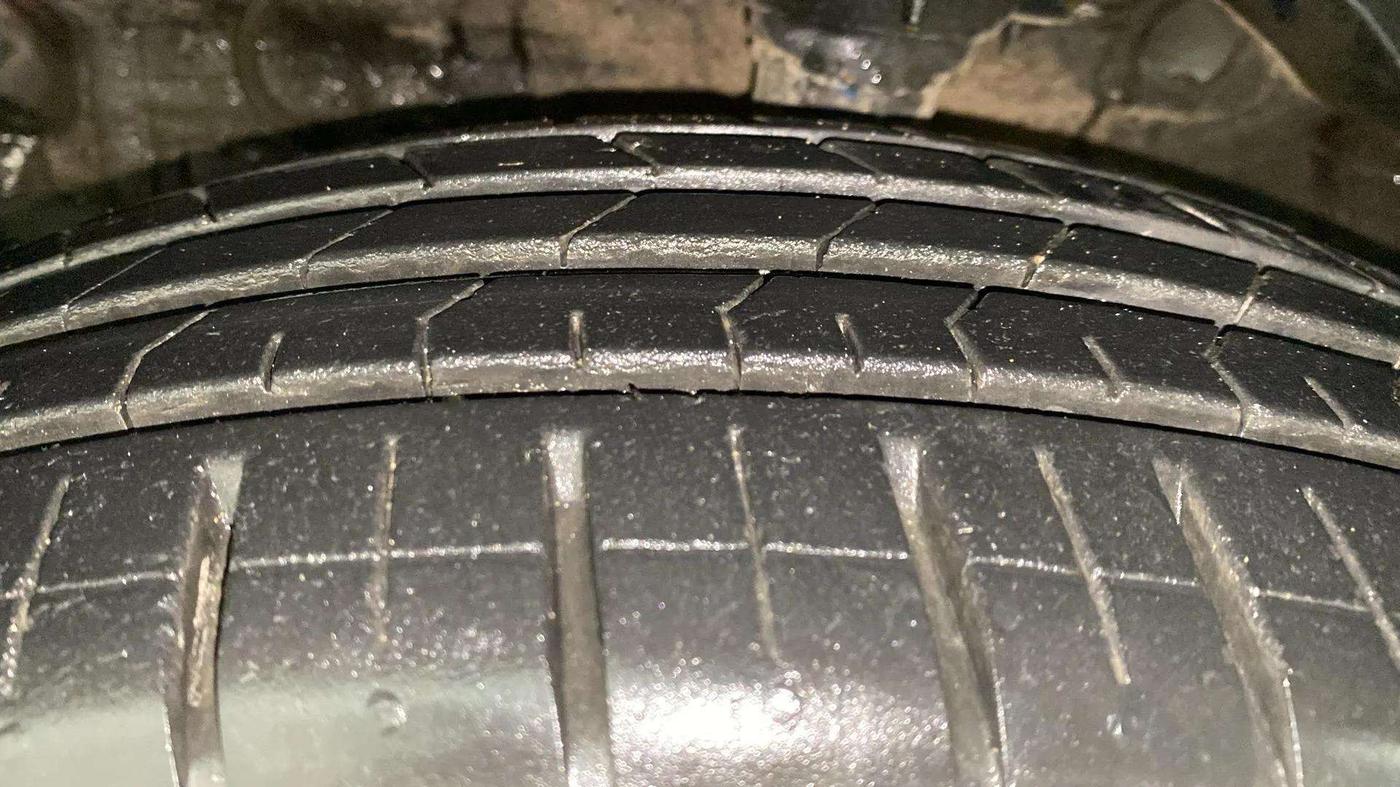 2022 Mahindra XUV300 W8 (O) 1.2 PETROL AMT, Petrol, Automatic, 9,185 km, Left Front Tyre Tread