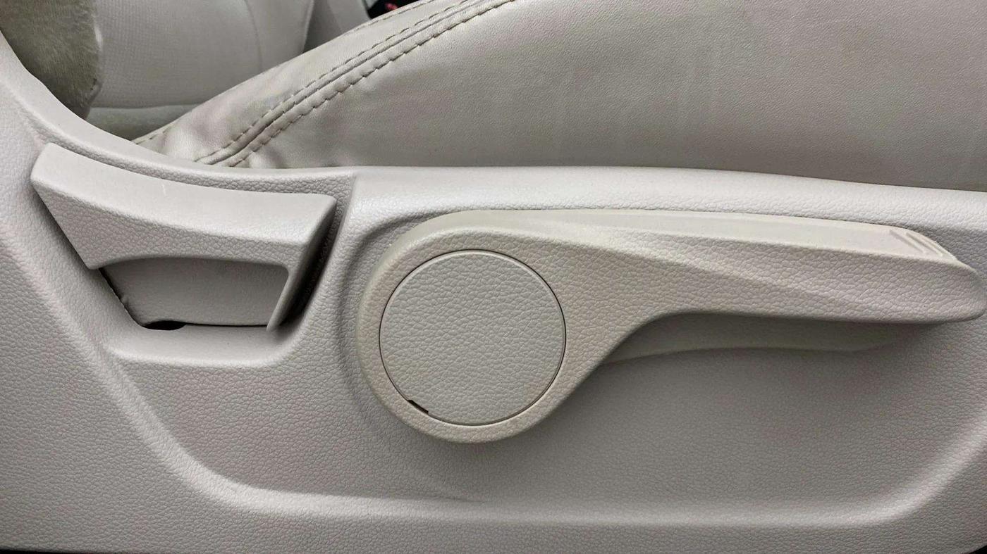 2022 Mahindra XUV300 W8 (O) 1.2 PETROL AMT, Petrol, Automatic, 9,185 km, Driver Side Adjustment Panel