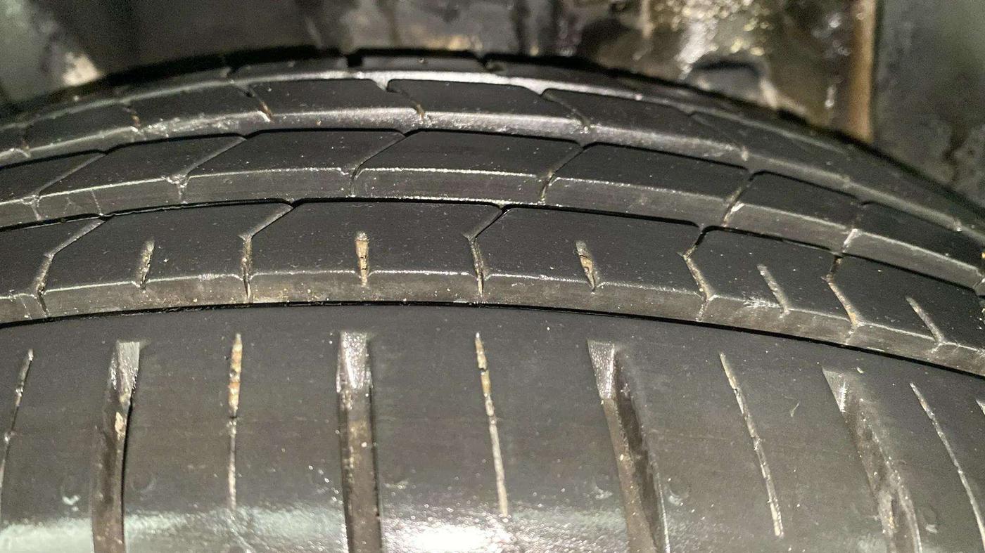 2022 Mahindra XUV300 W8 (O) 1.2 PETROL AMT, Petrol, Automatic, 9,185 km, Right Rear Tyre Tread