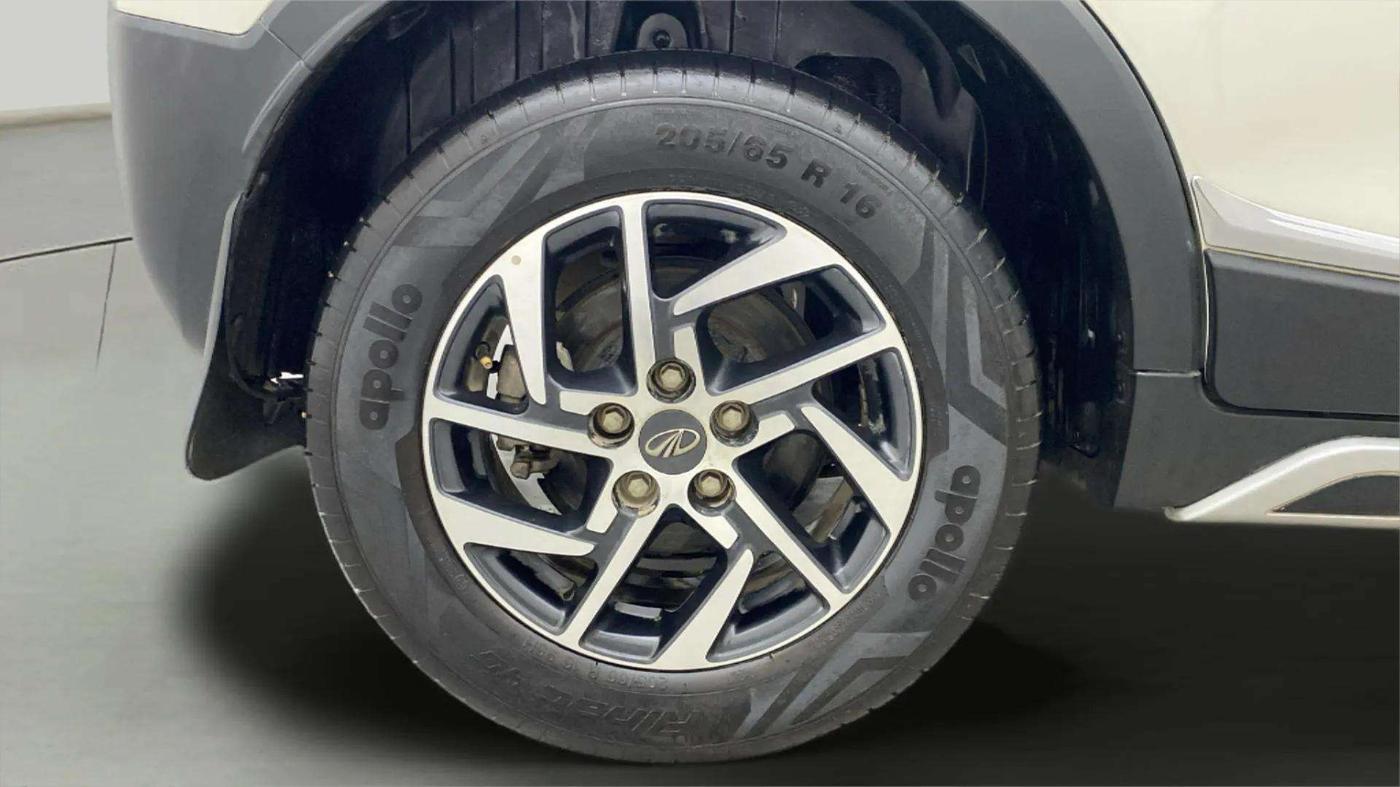 2022 Mahindra XUV300 W8 (O) 1.2 PETROL AMT, Petrol, Automatic, 9,185 km, Right Rear Wheel